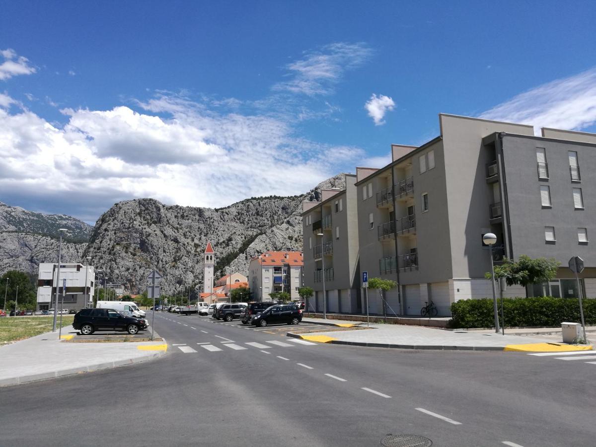Green 'N Grey Omiš Exterior foto